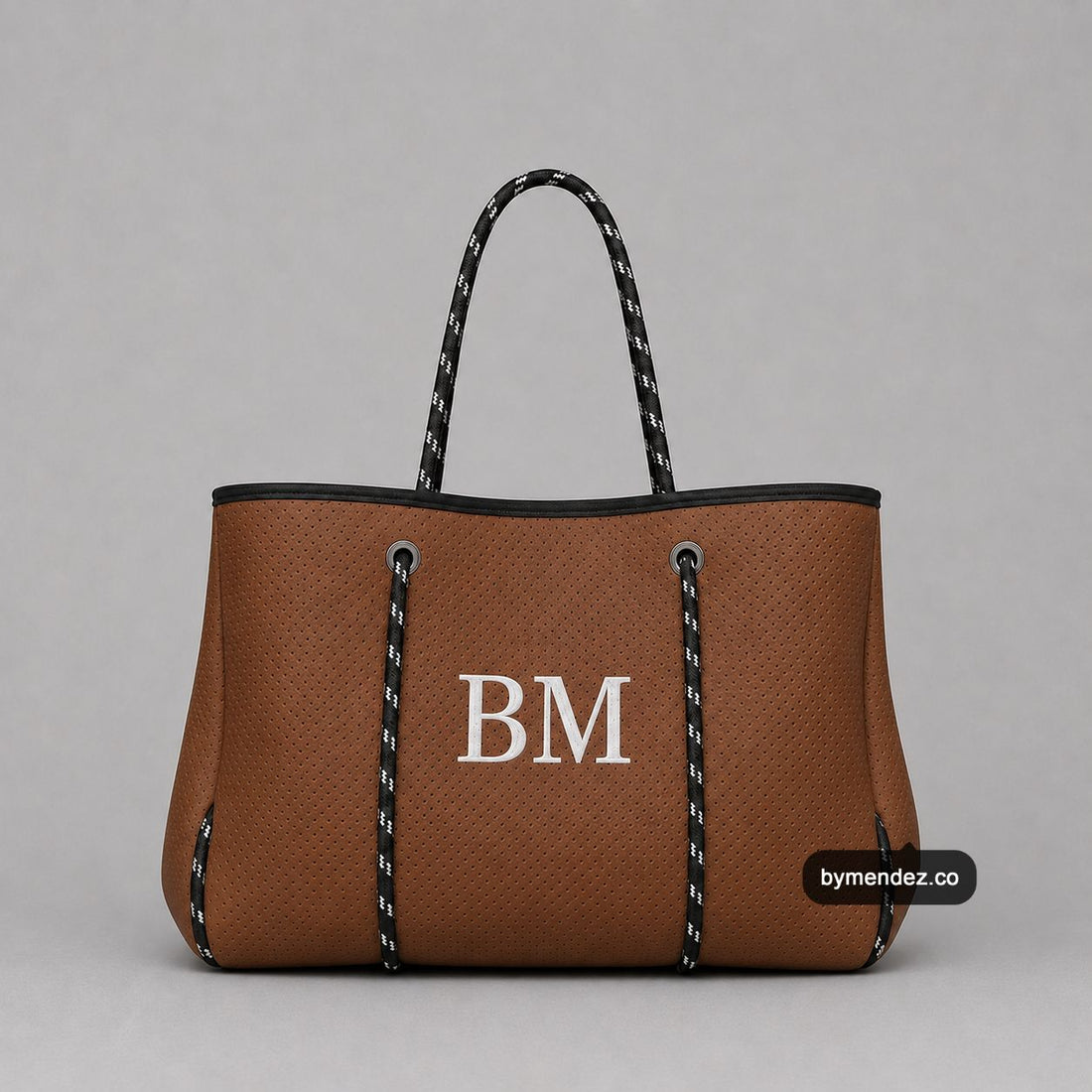 Bolso Tote Bag Brown de BYMENDEZ en cuero vegano, personalizado con iniciales