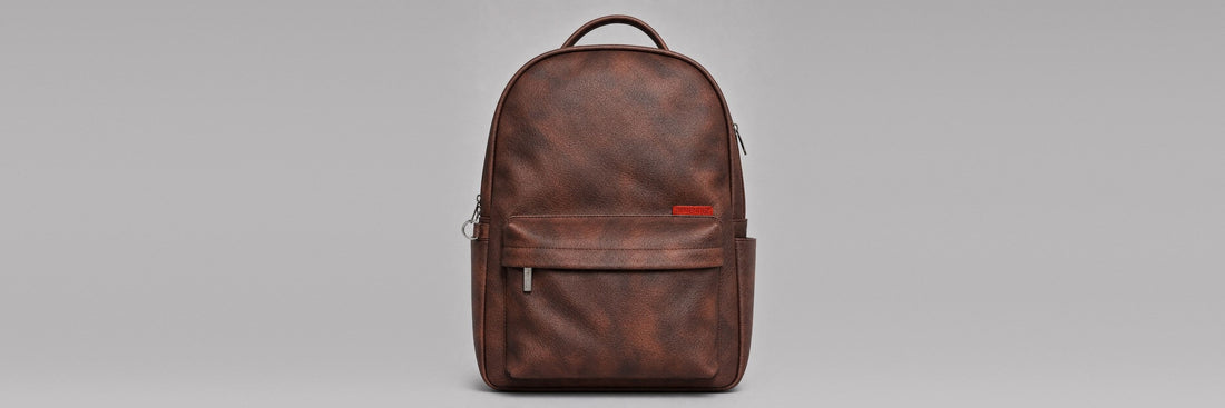 Morral Classic Brown de BYMENDEZ en cuero vegano café, hecho a mano en Barranquilla