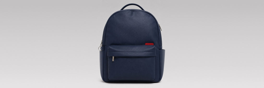 Morral Classic Blue de BYMENDEZ en cuero vegano azul oscuro, vista frontal