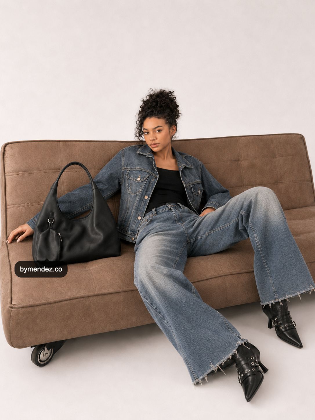 Bolso Hobo Bag Black en cuero vegano BYMENDEZ con espacio para portátil