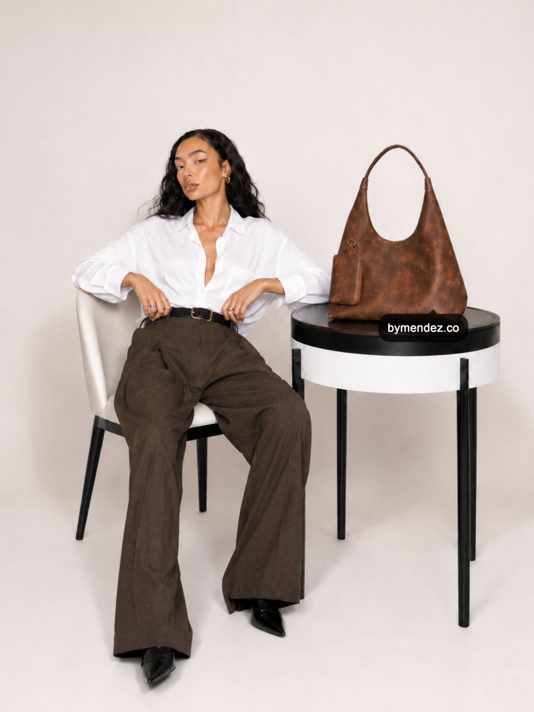 Bolso Hobo Bag Brown en cuero vegano BYMENDEZ con espacio para portátil