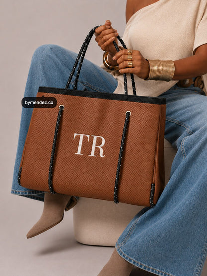 Bolso Tote Bag Brown personalizado con iniciales bordadas a mano, cuero vegano BYMENDEZ