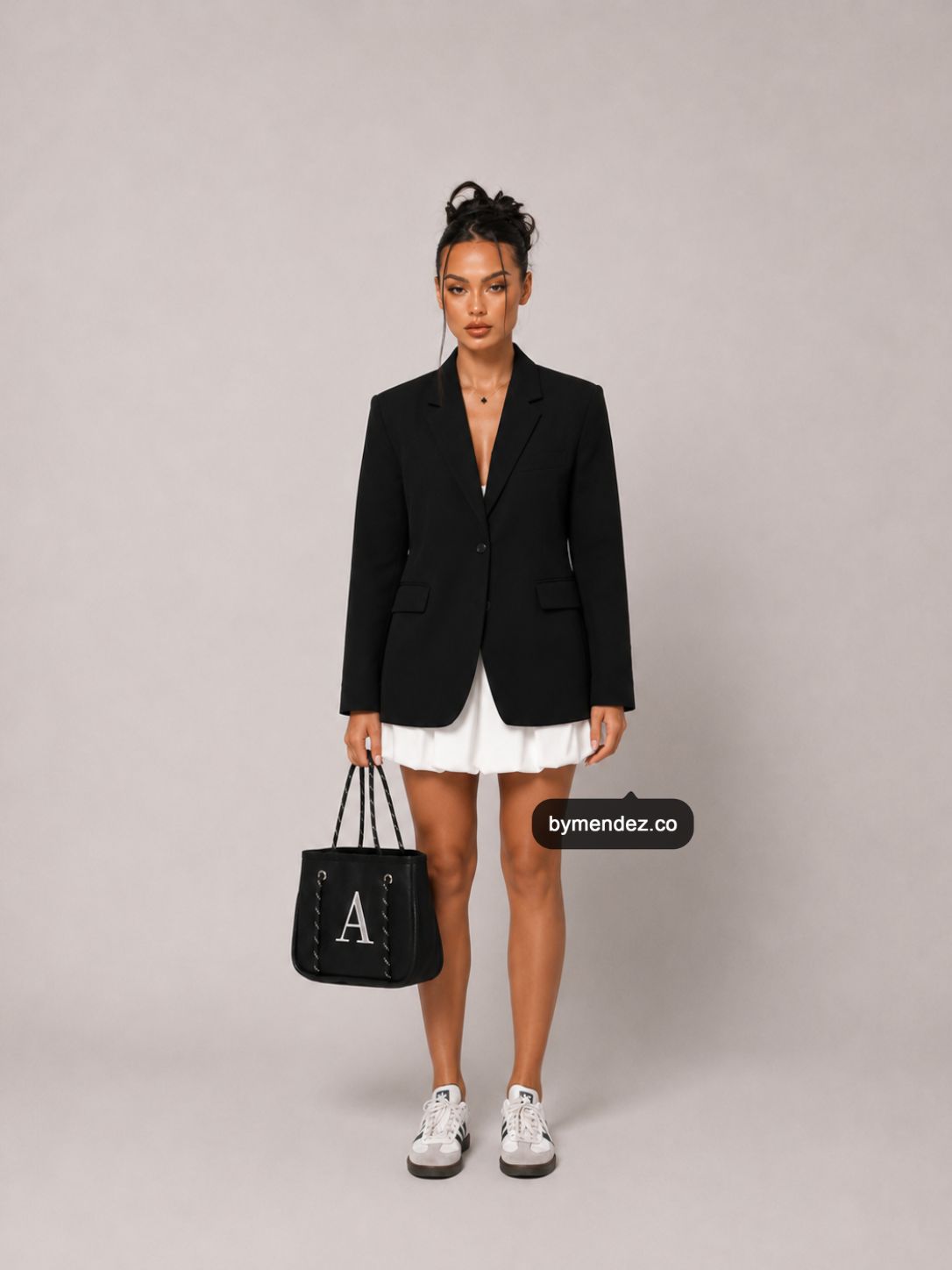 Bolso MINI Tote Bag Black personalizado con inicial bordada, cuero vegano BYMENDEZ