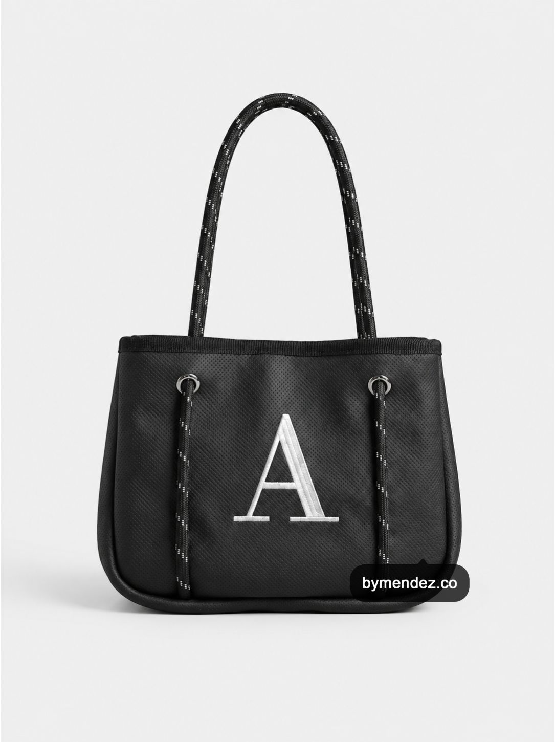 Bolso MINI Tote Bag Black personalizado con inicial bordada, cuero vegano BYMENDEZ