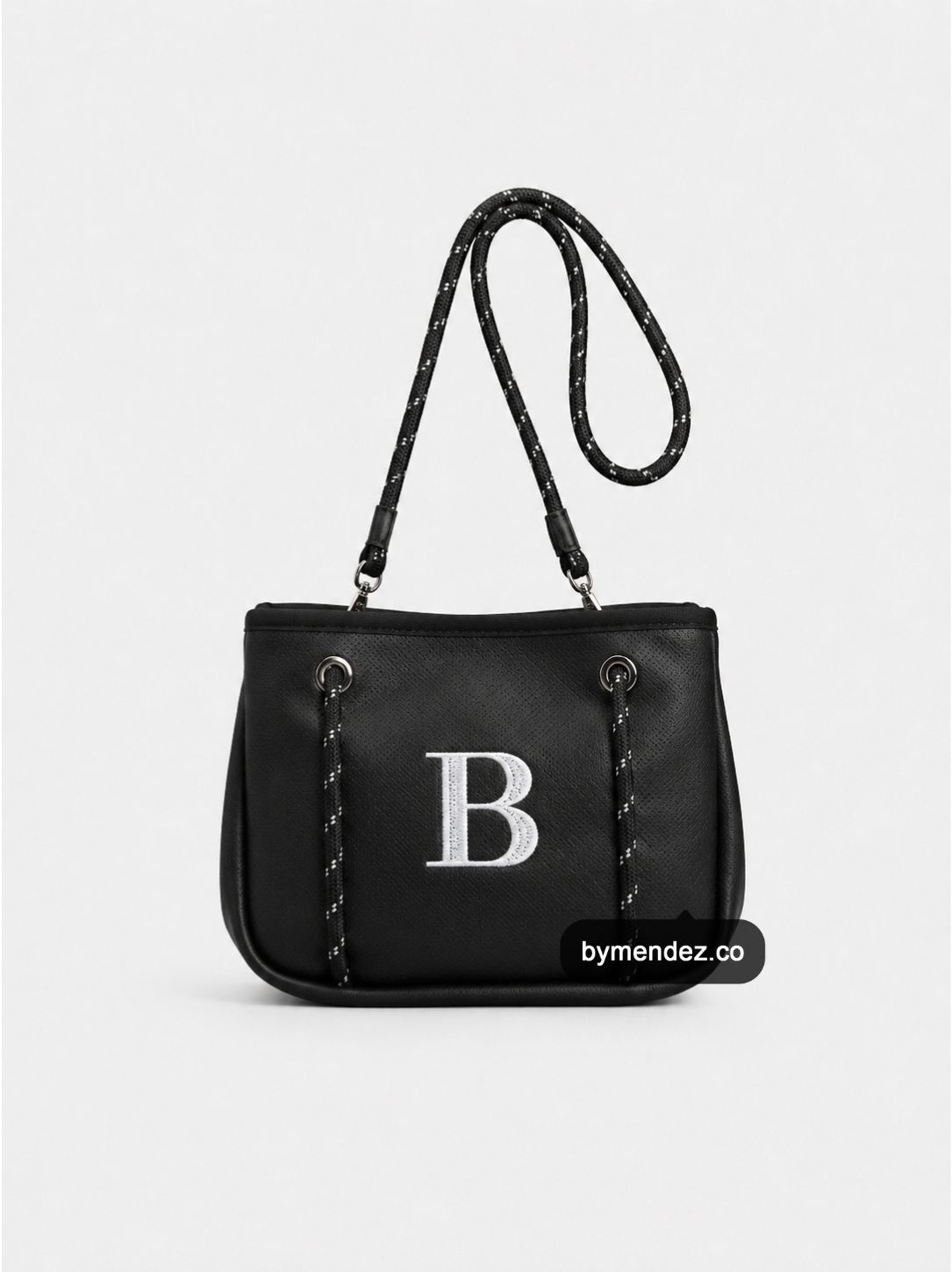 Bolso MINI Tote Bag Black personalizado con inicial bordada, cuero vegano BYMENDEZ