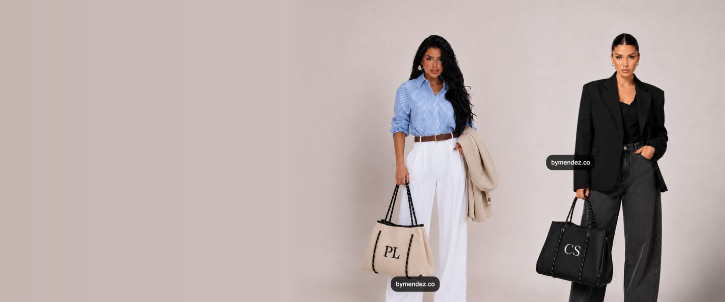 Dos modelos con el Tote Bag Beige y el Tote Bag Black personalizados con iniciales